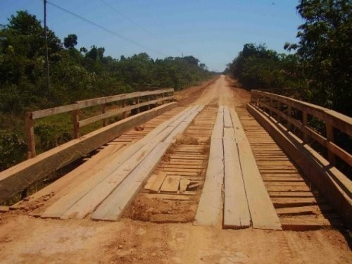 BR 319 trassasi, Braziliya. Bu yo'l bazida jangalzorlaga katta suvliklar tomonga ham olib kirib ketishi mumkin.