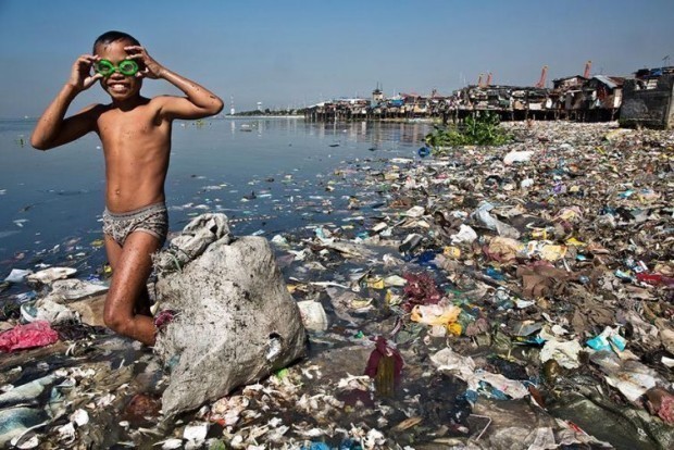Bu bolakay xar kuni shu axlatda to‘lib ketdan suvdan plastik butilgalarni qidirib ularni 35 sentga sotib oilasiga yordam beradi