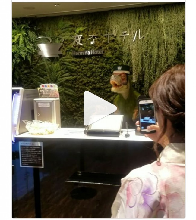 Sizni dinozavr-robot ro'yxatga oladigan mehmonxona