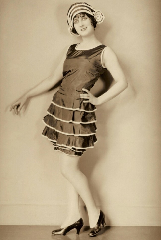 1920-chilar: cho'milish uchun ko'ylak 