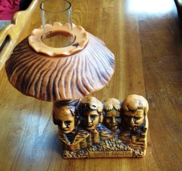 10. Rashmor tog’idan yog’li lampa (Mount Rushmore), Janubiy Dakota