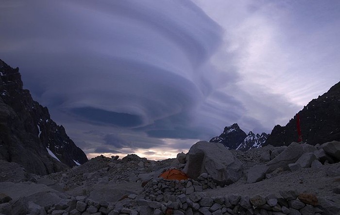 Uchar likopcha shaklidagi bulutlar, JAR