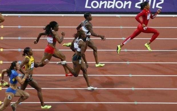 Nima uchun stadionda soat miliga qarama-qarshi tarafga yuguriladi?