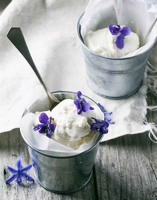 6. Shampan vinosi va binafsha gullari