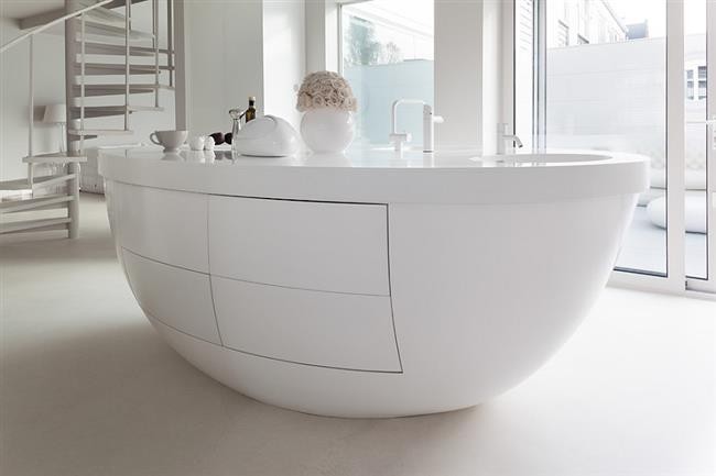 Minimalistik oshxonadagi oppoq “kosmik stol”