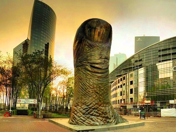 Yerning ichidan chiqib turgan bosh barmoq