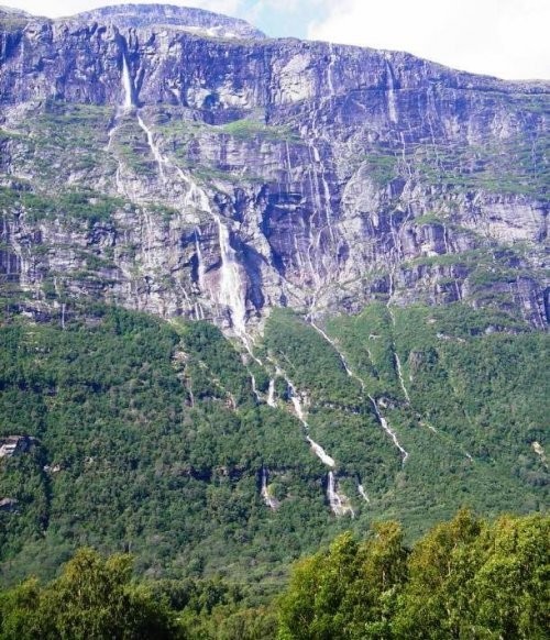 6. Vinnufossen, Norvegiya - 860 m