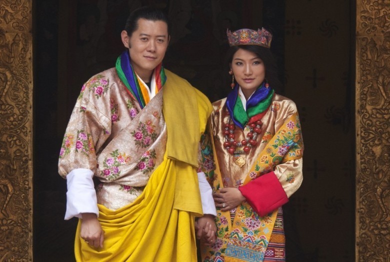 Butan qiroli Djigme Kxesar Namgyal Vangchuk va talaba qiz Djetsun Pema