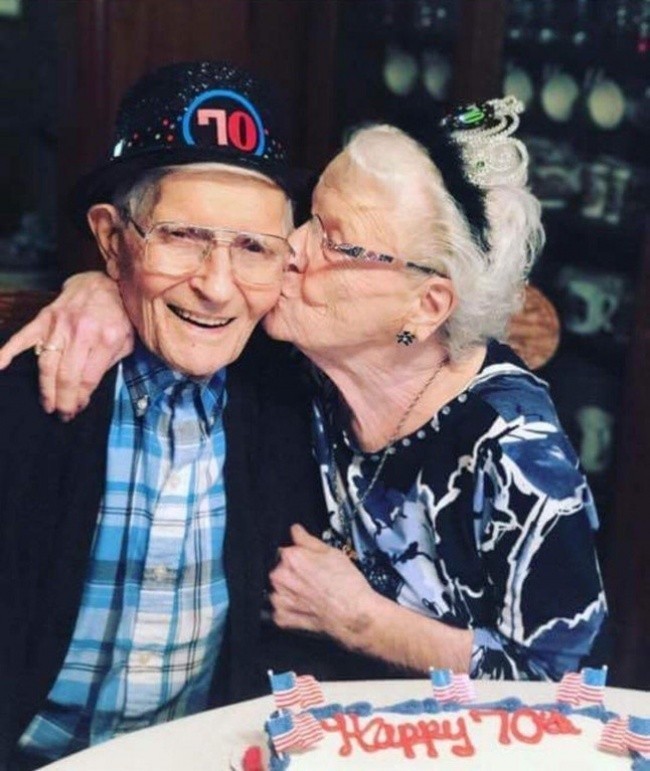 Bu insonlar 70 yildan beri birga hayot kechiradilar. Ularning 10 farzandlari, 28 ta nabirasi, 62 ta chevaralari va 2 ta evaralari mavjud. Juftlikning yoshi 90 dan oshganiga esa insonning ishongisi kelmaydi!