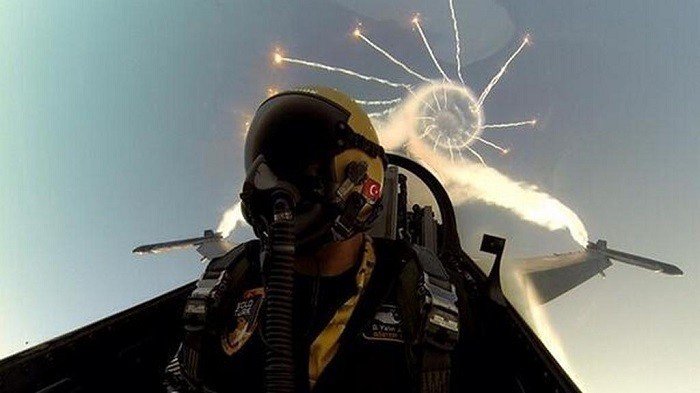 Qiruvchi samolyotning kabinasidan yana bir selfi