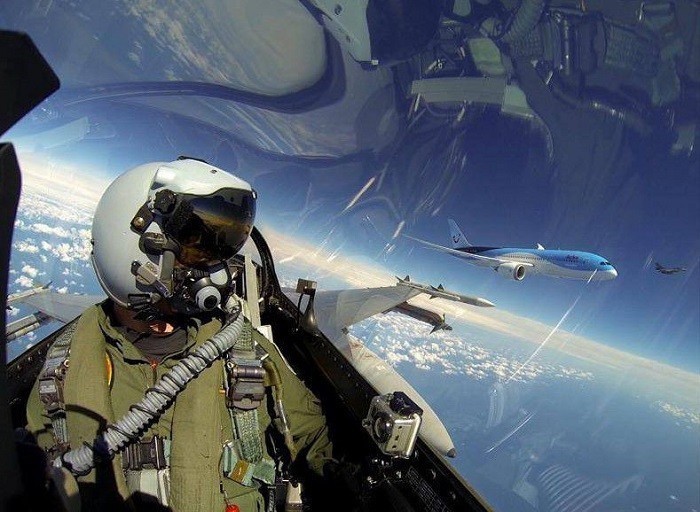 F-16 qiruvchi samolyoti uchuvchisining selfisi