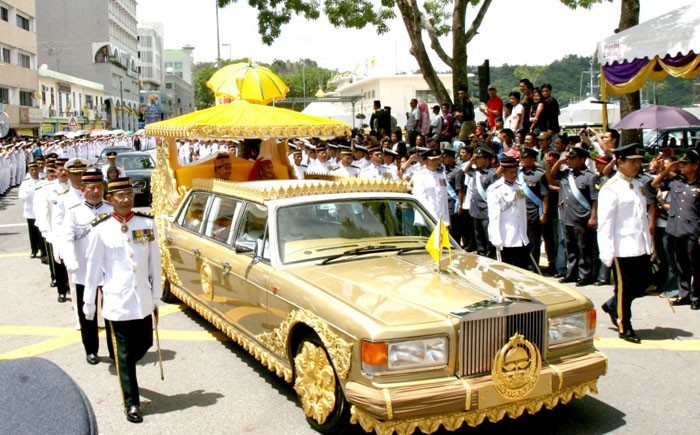 1. Bruney sultoniga tegishli bo‘lgan Rolls Royce Silver Spur: 14 million dollar