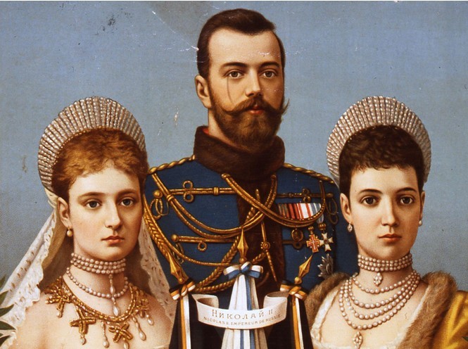 Nikolay II, uning rafiqasi va onasining surati. Aleksandra Fyodorovna va Mariya Fyodorovnalarda an’anaviy rus tiaralari