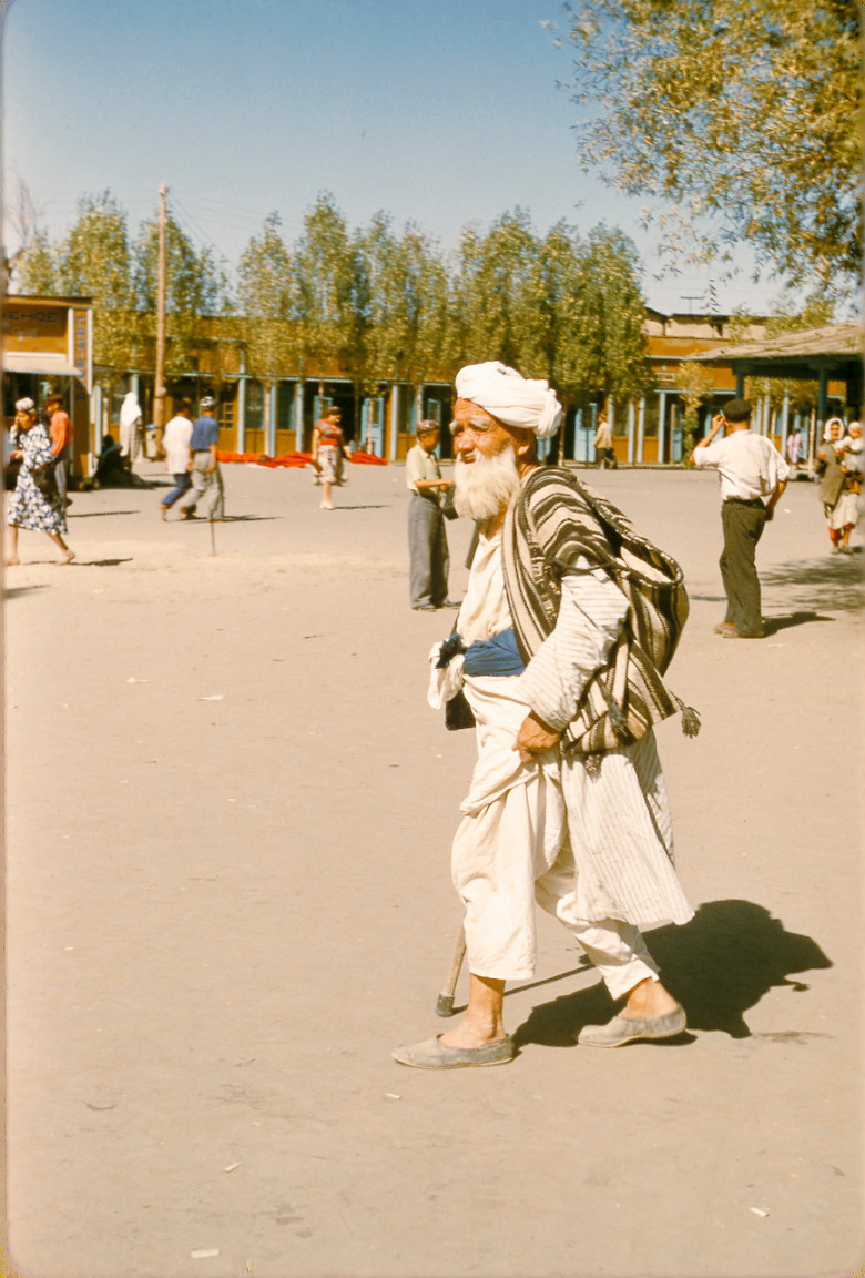 Mirobod bozoridagi cho'pon qariya