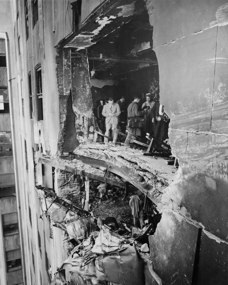 Empire state building binosining B-25 bombardimonchisi bilan to‘qnash kelgandan keyingi vayron bo‘lgan devori, 1945 yil.