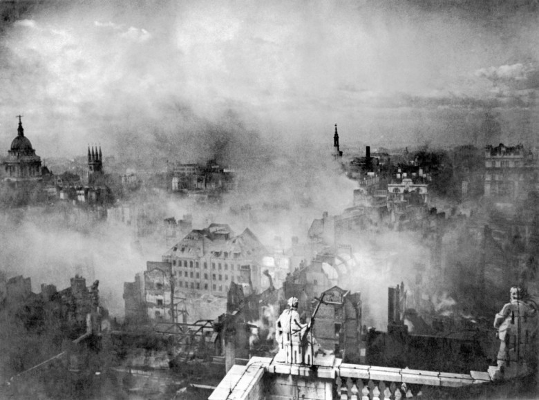 London 1940 yil 29 dekabr sanasida nemislar tomonidan hujum qilinganidan keyingi vayrona holatda.