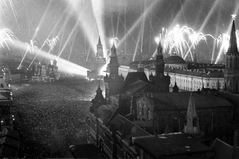 Moskvadagi Qizil maydonda Germaniya ustidan qozonilgan g‘alabadan keyin mushaklar otilmoqda, 1945 yil.
