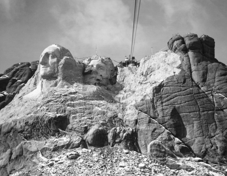 Rashmor tog‘ining 1930 yildagi ko‘rinishi. Bu vaqtda tog‘dan 500 000 tonnaga teng bo‘lgan granit olib tashlangan.
