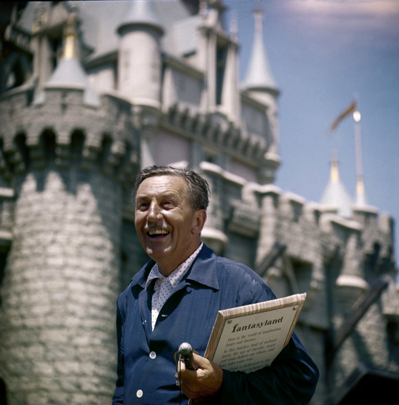 Uolt Disneyning 1955 yilda Disneyland ochilgan kundagi bahtiyor qiyofasi