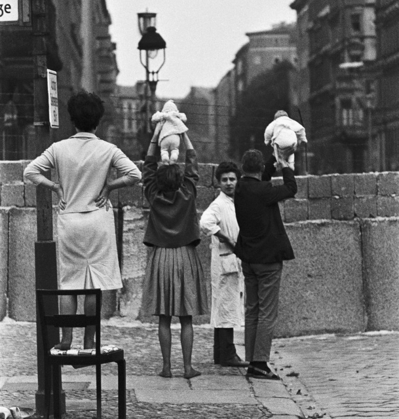 Juftlik yangi tug‘ilgan chaqaloqlarini Berlin devorining narigi tomonidagi ota-onalariga ko‘rsatmoqdalar, 1961 yil.