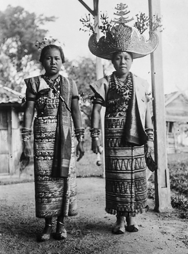 Indoneziyaning Sumarta orolida yashovchi ayollarning bosh kiyimi esa o‘ta og‘ir bo‘lgan.
