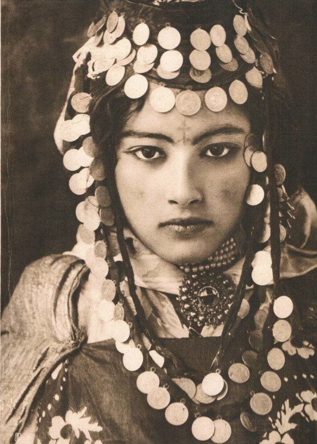Berber ayollari (Shimoliy Afrika) esa yuz sohasiga diniy mazmunga ega bo‘lgan timsollar chizib olganlar.