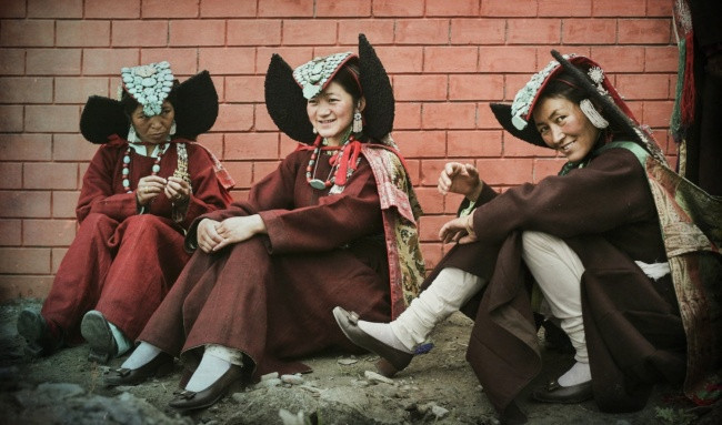 Himalayning Ladakx hududidagi ayollar esa qanchalar boy ekanliklarini bildirish uchun ulkan bosh kiyimlarini kiyib yurishgan.