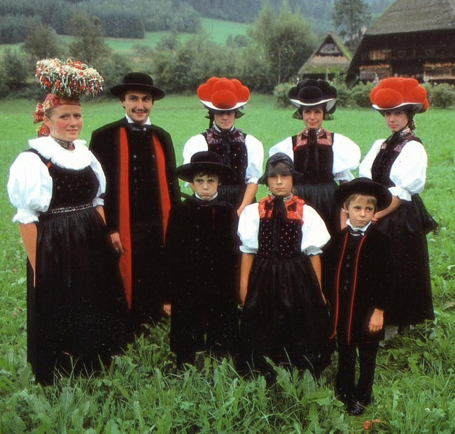 Qizil pomponlardan iborat bo‘lgan mana bunday shlyapalarda Shvartsvaldning olifa qizlari o‘z go‘zalliklarini namoyish qilishgan. Chap tomondagi qiz esa - kelinchakdir.
