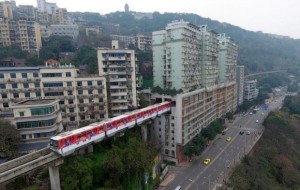  Xitoyda  poyezd 19 qavatli uy ichidan yurmoqda