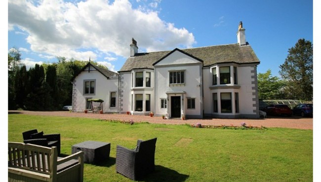 Shotlandiyalik kishi o'zining muhtasham uyini lotereyada o'ynamoqda. Chiptaning narxi 5 funt