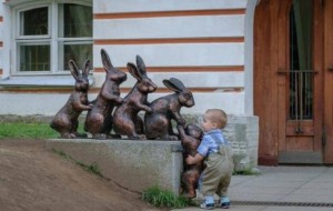 Haykallar bilan qanday rasmga tushishni biladigan kichkintoylar