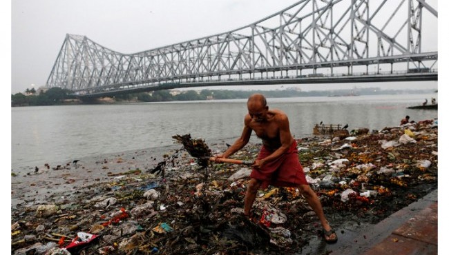 Loyning barcha ranglari: qanday qilib hindlar Ganga ilohiy daryosini o'ldirmoqdalar