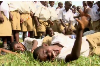 1962 yildagi Tanganikadagi kulgi epidemiyasi. Hamda u mutlaqo kulguli bo'lmagan