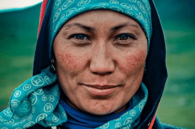 Qiziqarli dunyo: Livanlik fotografni obyektivida Qirg’iziston aholisini samimiy tabassumi va o’tkir nigohi 