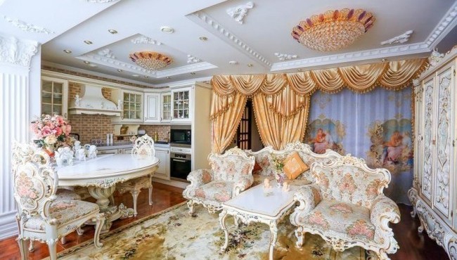 Qiziqarli fotolar: Entuziastlar shossesidagi mikrosaroy: moskvalik ayol bir xonalik uyini barokko uslubida bezadi