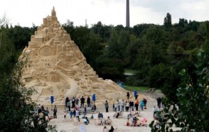 Qiziqarli dunyo: Germaniyada besh qavatli uy balanligidagi, dunyodagi eng katta qum saroyi qurishdi