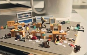 Qiziqarli fotosuratlar: «Miniatyurali ofis» - qanday qilib fotosuratchi ishidagi zerikishdan voz kechmoqda 