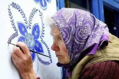 Qiziqarli dunyo: 90 yoshlik onaxon tug'ilib o'sgan qishlog'ini tasviriy galereyaga aylantirmoqda