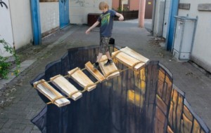 Ko'cha asfaltlariga chizilgan va illyuziyaga sabab bo'luvchi quvnoq rasmlar