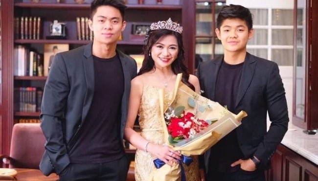 50 yoshli bu ayolni bir qarashda o’g’illarining sevgan qizi deb o’ylashadi! Ishonmaysizmi?