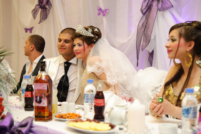 12 yoshli kelin, son-sanoqsiz oltinlar va sovchilik udumlari: Lo'lilar to‘yi qanday o‘tkaziladi?