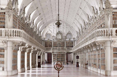 Qiziqarli interyerga ega kutubxonalar