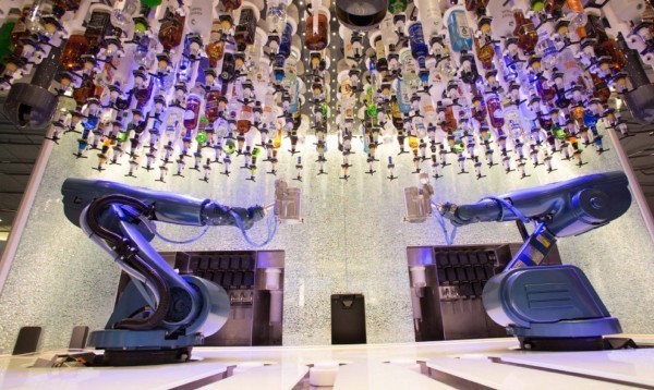 Shuningdek robot barmenlar xizmat qiladigan bar mavjud.
