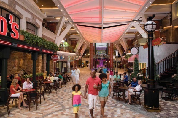 Yangi kemada basseynlardan tashqari ko’chalar, do’konlar, restoranlar…