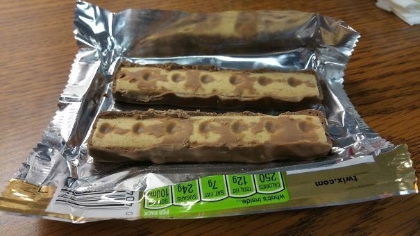 "Hotinim mendan uning Twix shokoladini yeyishni hohlashimni so'ragan edi. U buni kulgili deb o'ylayapti shekilli."