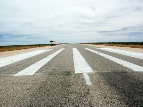 Eyr shossesi (Eyre Highway), Avstraliya. U shu qadar cho'llikki, hattoki haydovchilar bu yerda haydab ketishayotganida zerikib uxlab qolishadi.