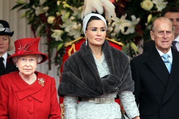 Moza Buyuk Britaniya qirolichasi Elizaveta II va shaxzoda Filip bilan.