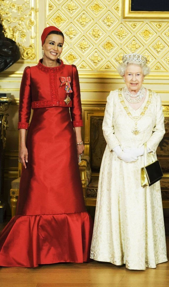 Ayol-komandor Buyuk Britaniya qirolichasi bilan.