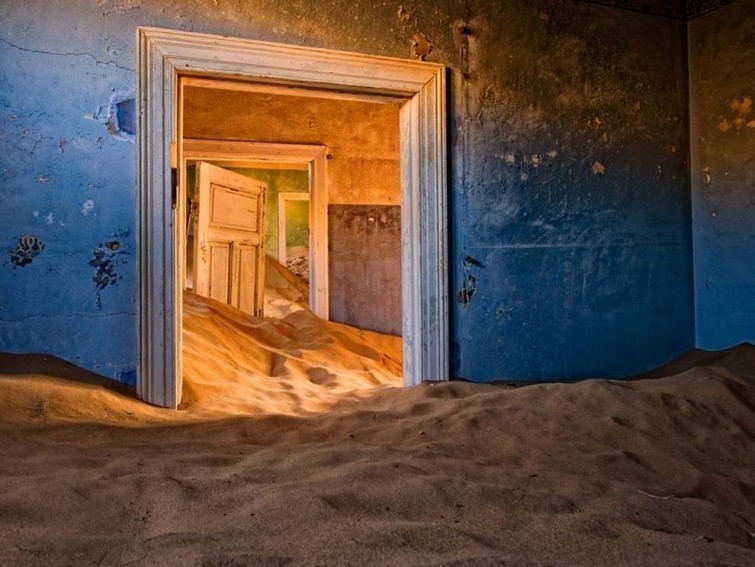 Namibiya cho'ldagi Kolmanskop shaxri.