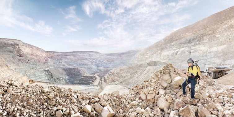 Kris Alvares, oltin konida yetakchi geolog, Nevada